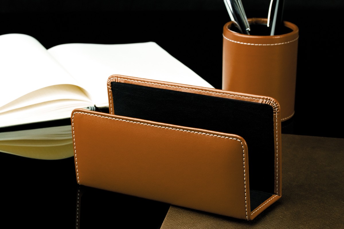 Briefständer CAMBRIDGE Top Grain Rindspaltleder mit heller Kontrastnaht hellbraun